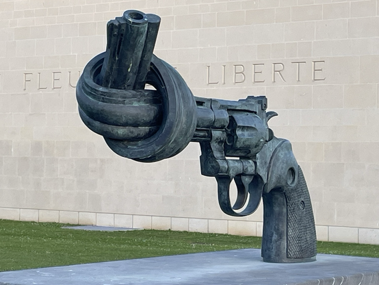 The Knotted Gun, Carl Fredrik Reuterswärd, 1988, Bronze