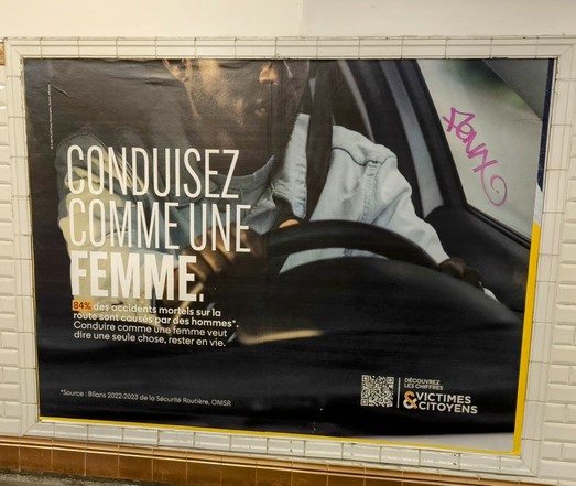 Plakat der Kampagne Fahr wie eine Frau! in Paris.
Untertitel 