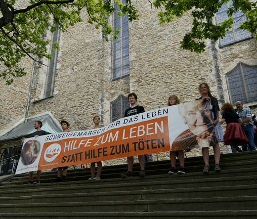 Auf den Stufen der Annenkirche in Annaberg-Buchholz halten radikale Abtreibungsgegner*innen bei der Abschlusskundgebung des 