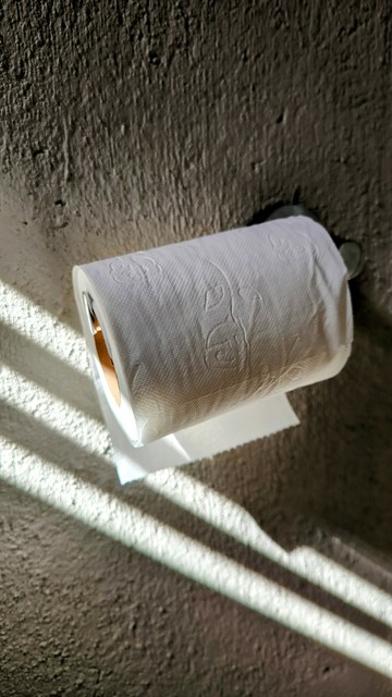 Rolle Toilettenpapier, die falsch herum aufgehängt ist