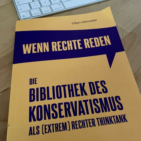 Das Cover des Buches „Wenn Rechte reden. Die Bibliothek des Konservatismus als (extrem) rechter Thinktank“ von Lilian Hümmler.  
