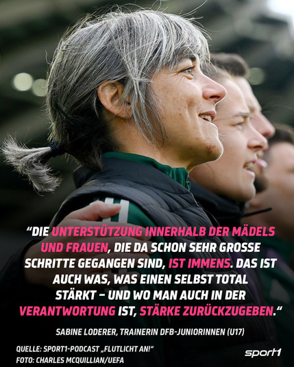 Seitliches Foto von Sabine Loderer, Seite an Seite mit weiteren Staff-Mitgliedern.
Zitat:
„Die Unterstützung innerhalb der Mädels und Frauen, die da schon sehr große Schritte gegangen sind, ist immens. Das ist auch was, was einen selbst total stärkt – und wo man auch in der Verantwortung ist, Stärke zurückzugeben.“
Sabine Loderer, Trainerin DFB-Juniorinnen (U17)
Quelle: Sport1-Podcast "Flutlicht an!"
Foto: Charles McQuillian/Uefa